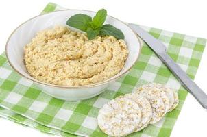 patè di pollo fatto in casa, mangiare sano isolato su bianco foto