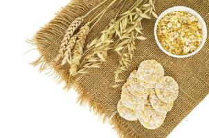 cracker multi-cereali, concetto di alimentazione sana isolato su bianco. foto
