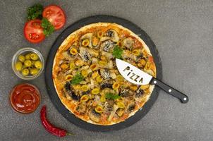 pizza con cozze, funghi, olive verdi. foto in studio
