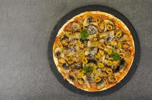 pizza con cozze, funghi, olive verdi. foto in studio