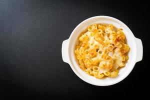 mac e formaggio americano, pasta di maccheroni in salsa di formaggio foto