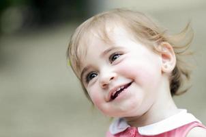 bambina che gioca in un parco urbano foto