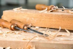 scalpelli, tavole di legno e segatura nella falegnameria