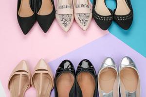scarpe femminili alla moda su sfondo colorato