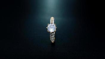 foto di anello da donna con motivo a diamante