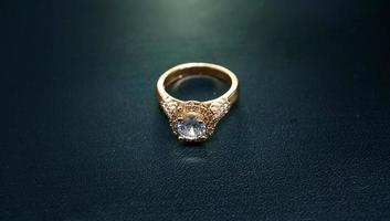 foto di anello da donna con gemme di diamanti su sfondo nero