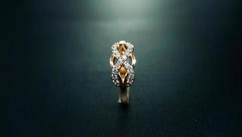 foto di un anello da donna di lusso su uno sfondo scuro