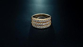 foto di anello da donna con motivo a piccoli diamanti