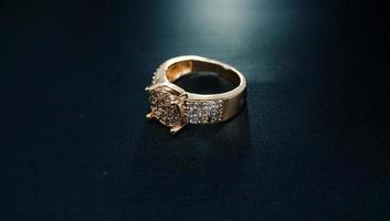 foto di anello da donna di lusso