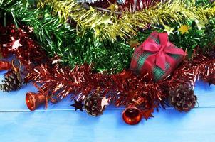 sfondo delle vacanze di natale con scatola regalo e decorazioni di babbo natale foto