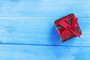 scatola regalo verde rossa su sfondi di legno color pastello blu per il concetto di vacanza di natale foto