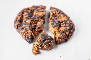 deliziosi biscotti con scaglie di cioccolato su sfondo bianco da tavola foto
