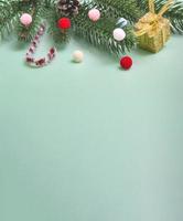 Biglietto natalizio. confezione regalo e decorazioni natalizie. con copia spazio. distesi