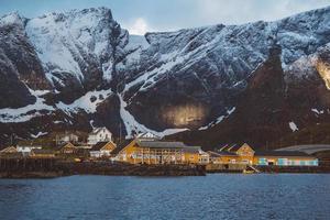 Norvegia rorbu case e montagne rocce sul paesaggio del fiordo viaggio scandinavo vista isole lofoten