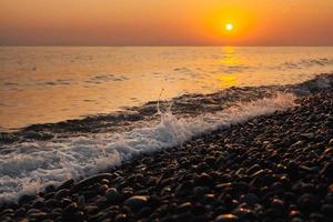 tramonto in mare. bel tramonto sulla spiaggia e sul mare foto