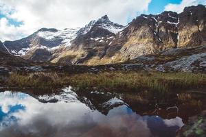 Norvegia montagna sulle isole lofoten. paesaggio scandinavo naturale foto