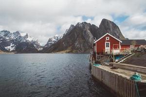 norvegia rorbu case e montagne rocce sul paesaggio del fiordo viaggio scandinavo vista isole lofoten. paesaggio scandinavo naturale.