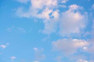 bel cielo nuvoloso blu-blu. foto