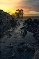 bellissimo mattina arancia Alba scenario a blackrock immersione Torre su salthill spiaggia nel Galway, Irlanda foto