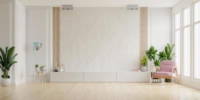 mobile per tv sulla parete in gesso bianco in soggiorno con poltrona, design minimale.