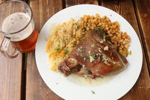 tavolo nel un' ristorante con un' varietà di spuntini e cibo. foto