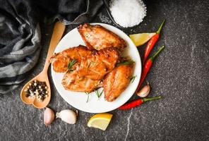 ali di pollo al forno con salsa ed erbe aromatiche e spezie cucina tailandese cibo asiatico pollo alla griglia