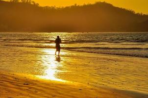 la spiaggia al tramonto foto