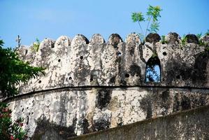 muro di pietra nel centro storico, città di zanzibar foto