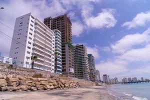 spiaggia di salinas, santa elena, ecuador foto