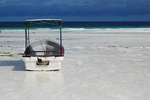 una barca sulla spiaggia foto