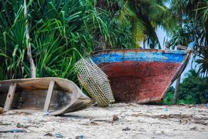 abbandonare le barche sulla spiaggia foto