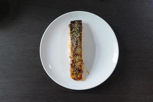trancio di salmone con grigliata su piatto bianco