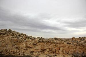 pietre nel un' città parco su il sponde di il mediterraneo mare. foto