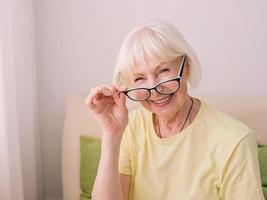 anziana allegra caucasica elegante donna con grigio felice del nuovo giorno a casa. anti età, stile di vita sano, concetto di pensiero positivo foto