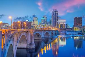 paesaggio urbano di skyline del centro di minneapolis nel minnesota, usa foto