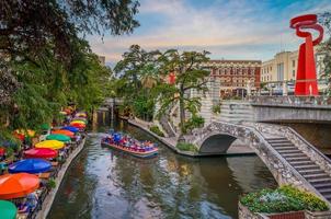 passeggiata sul fiume a san antonio city skyline del centro paesaggio urbano del texas usa foto