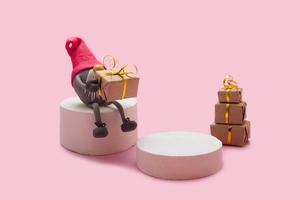 podi di prodotti mock-up con gnomo e regali su sfondo rosa