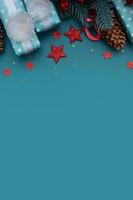 composizione natalizia di regali, coni, lecca-lecca e stelle con posto per il testo