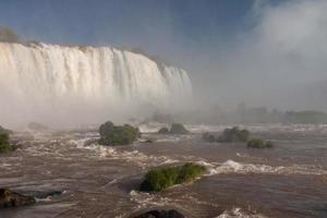 iguazu cade al confine tra brasile e argentina foto