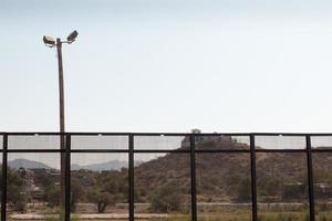 recinzione lungo gli stati uniti, confine messicano a el paso, texas foto