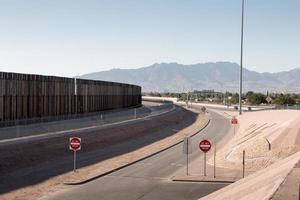recinzione lungo gli stati uniti, confine messicano a el paso, texas foto