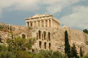 le rovine della città storica di Atene in Grecia, il Partenone, l'acropoli e la collina di Marte foto