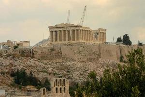 restauro in corso al partenone in cima all'acropoli di atene, in grecia foto