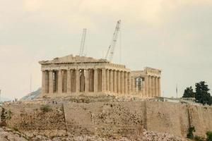 restauro in corso al partenone in cima all'acropoli di atene, in grecia foto