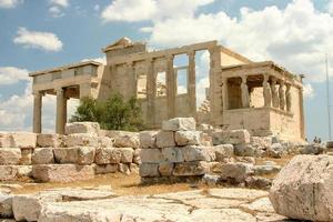 le rovine della città storica di Atene in Grecia, il Partenone, l'acropoli e la collina di Marte foto