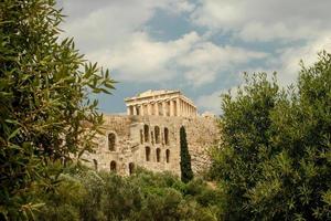 le rovine della città storica di Atene in Grecia, il Partenone, l'acropoli e la collina di Marte foto