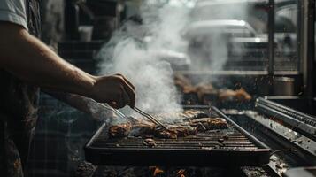 un' persona meticolosamente capovolge spiedini di marinato carne al di sopra di un' carbone griglia, circondato di crescente Fumo. foto