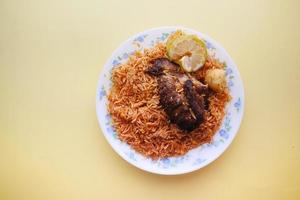 pasto biryani di montone in un piatto sul tavolo. foto