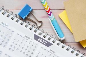 Calendario dell'anno 2022 sulla scrivania dell'ufficio foto