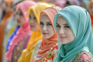 bellissimo musulmano donne nel colorato hijab posa nel un' riga, in mostra culturale diversità e bellezza di tradizionale islamico moda foto